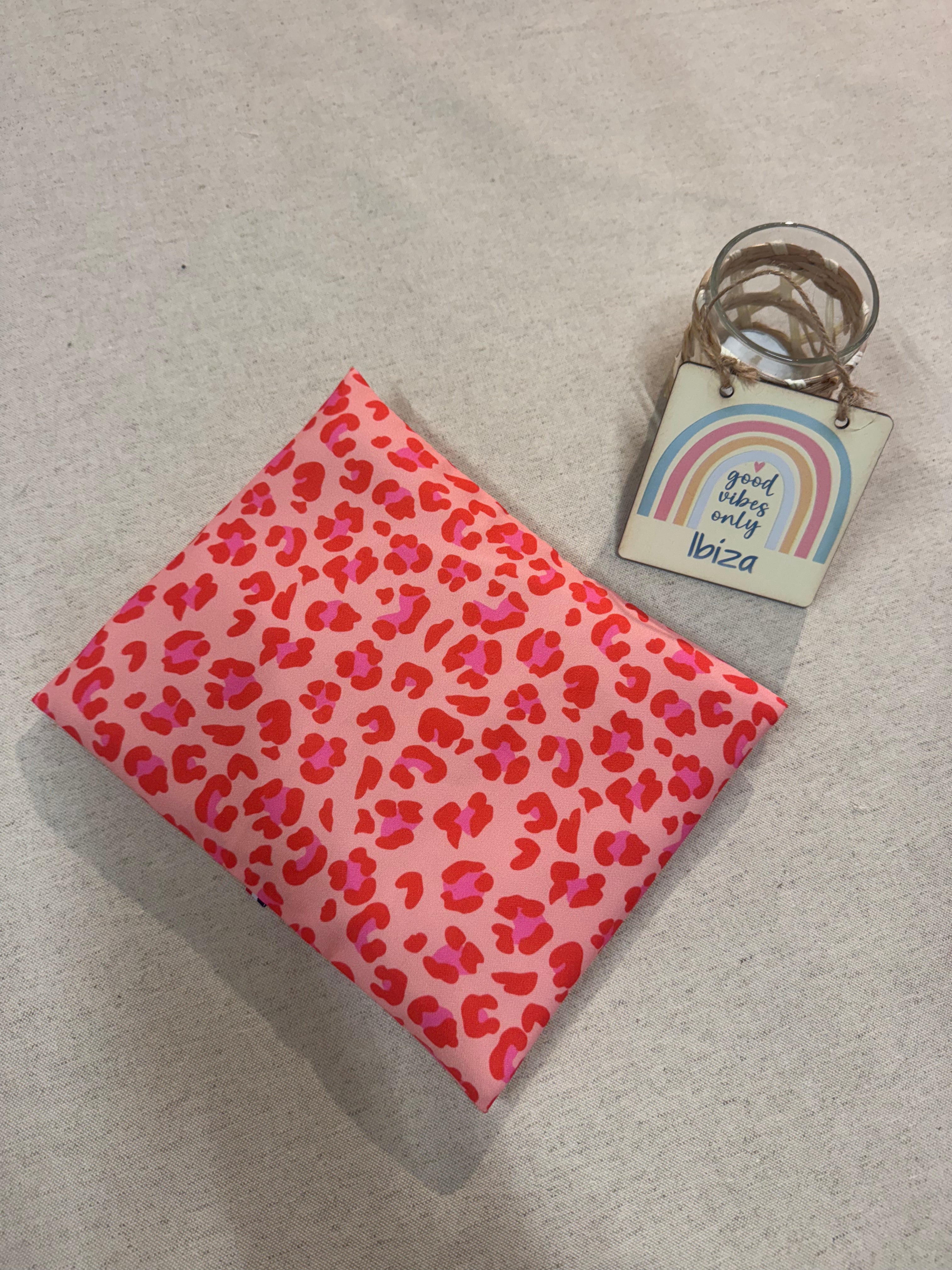 Bouillotte artisanale Léopard Orange / Fuschia déhoussable avec noyaux de cerise