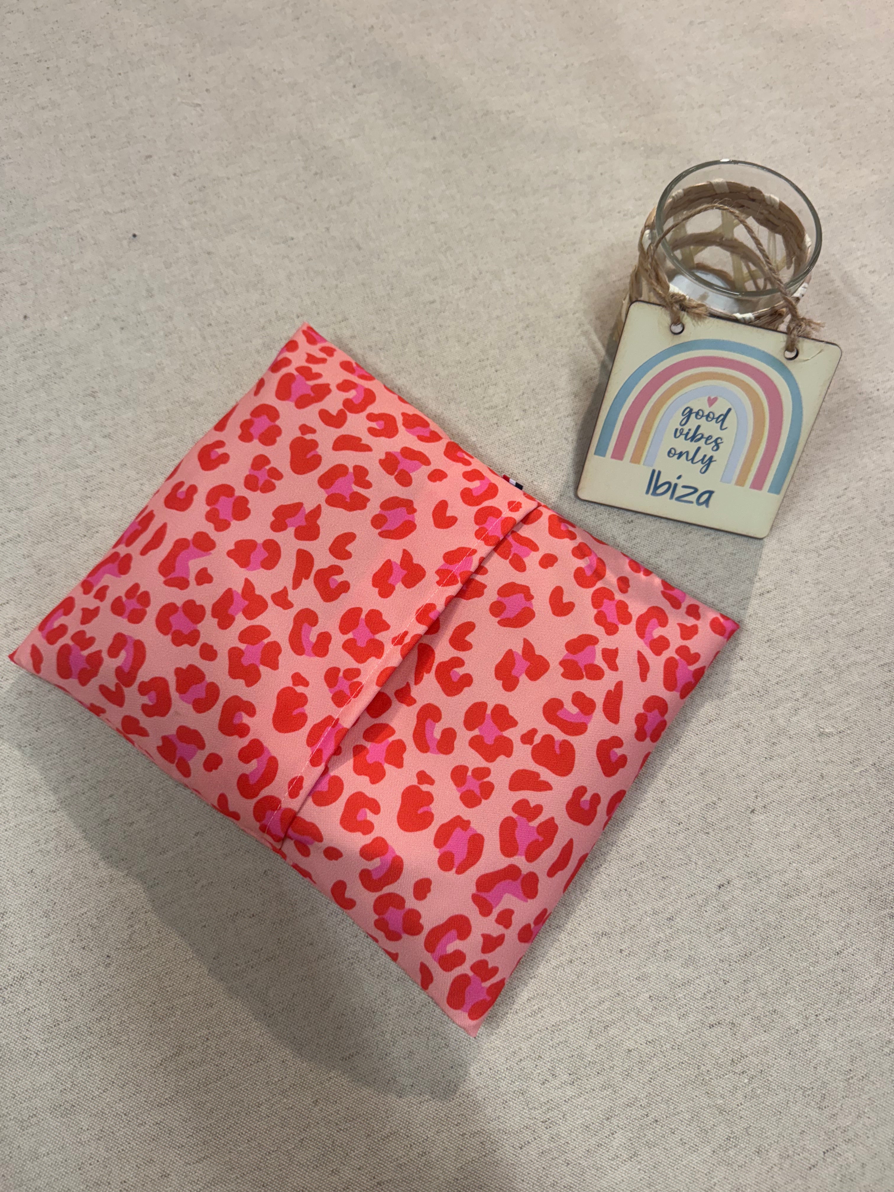 Bouillotte artisanale Léopard Orange / Fuschia déhoussable avec noyaux de cerise