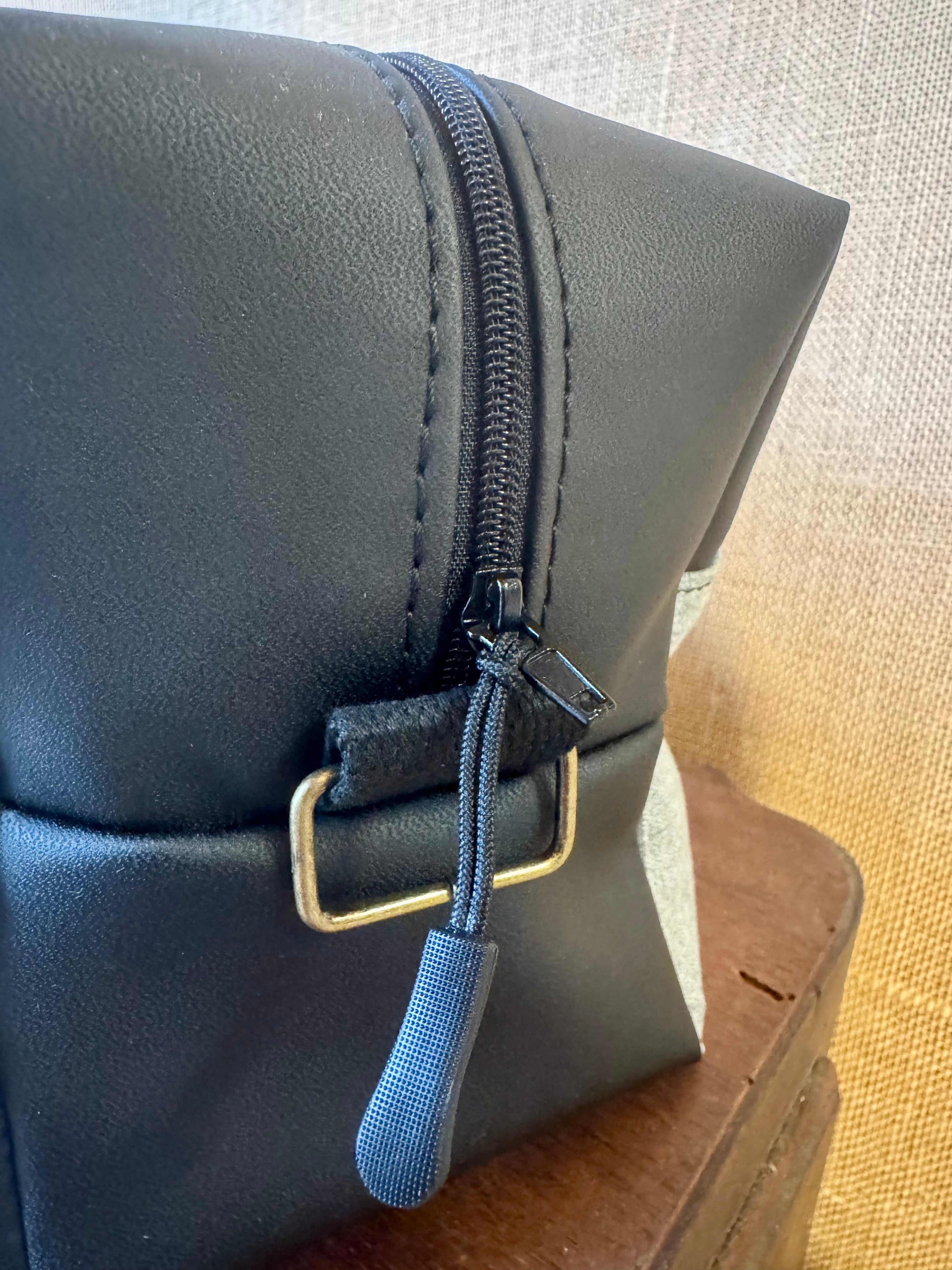 Trousse de toilette - simili noir tissu gris