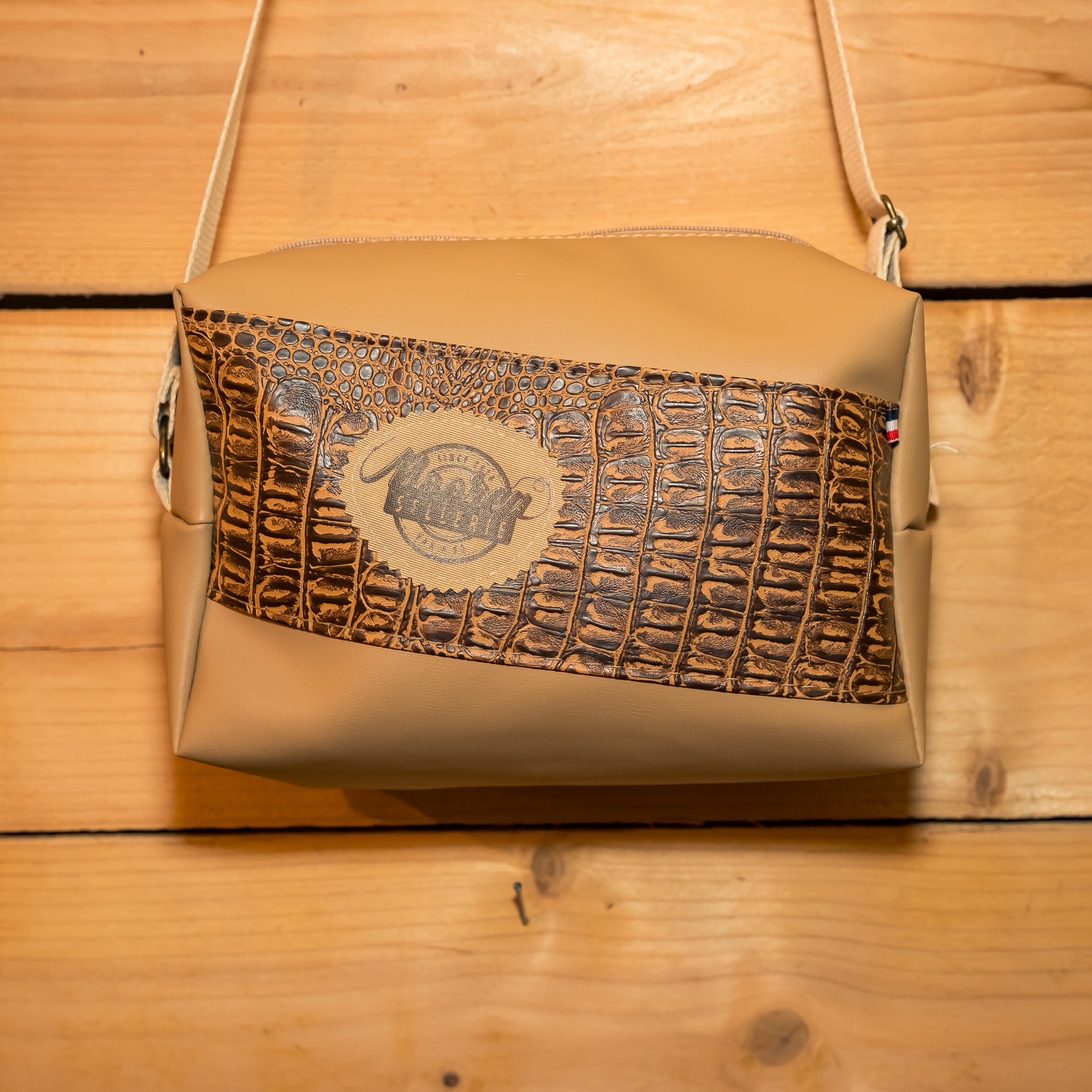 Sac bandoulière simili caramel / simili croco