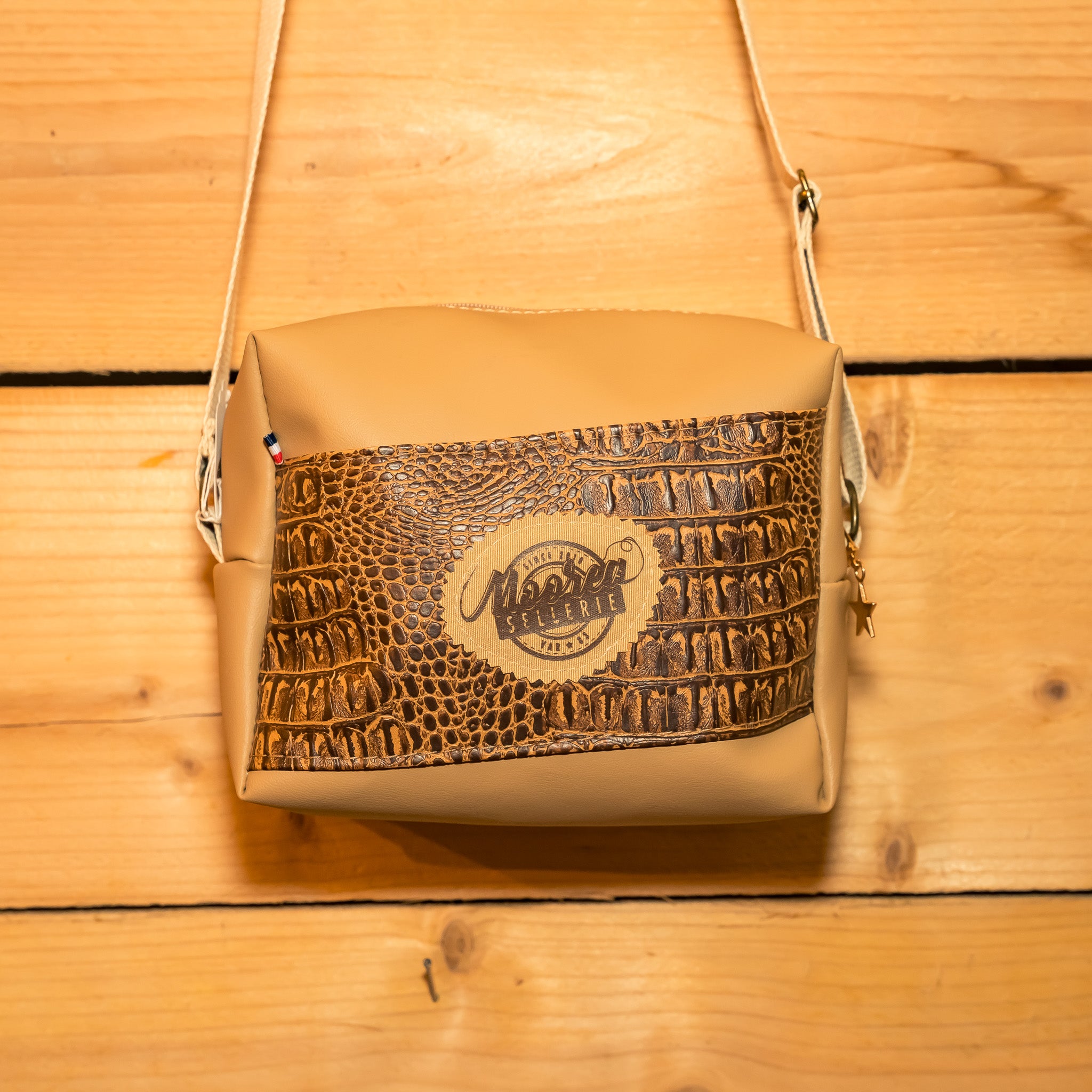 Sac bandoulière simili caramel / simili croco
