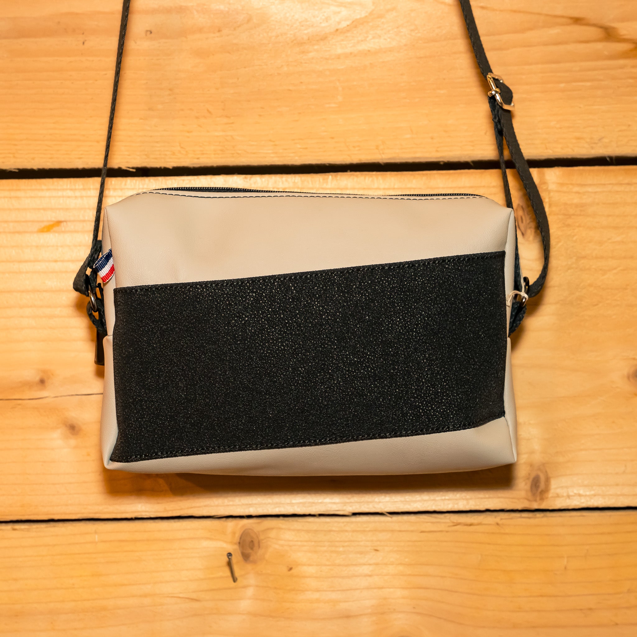 Sac bandoulière simili gris clair / simili noir enduro