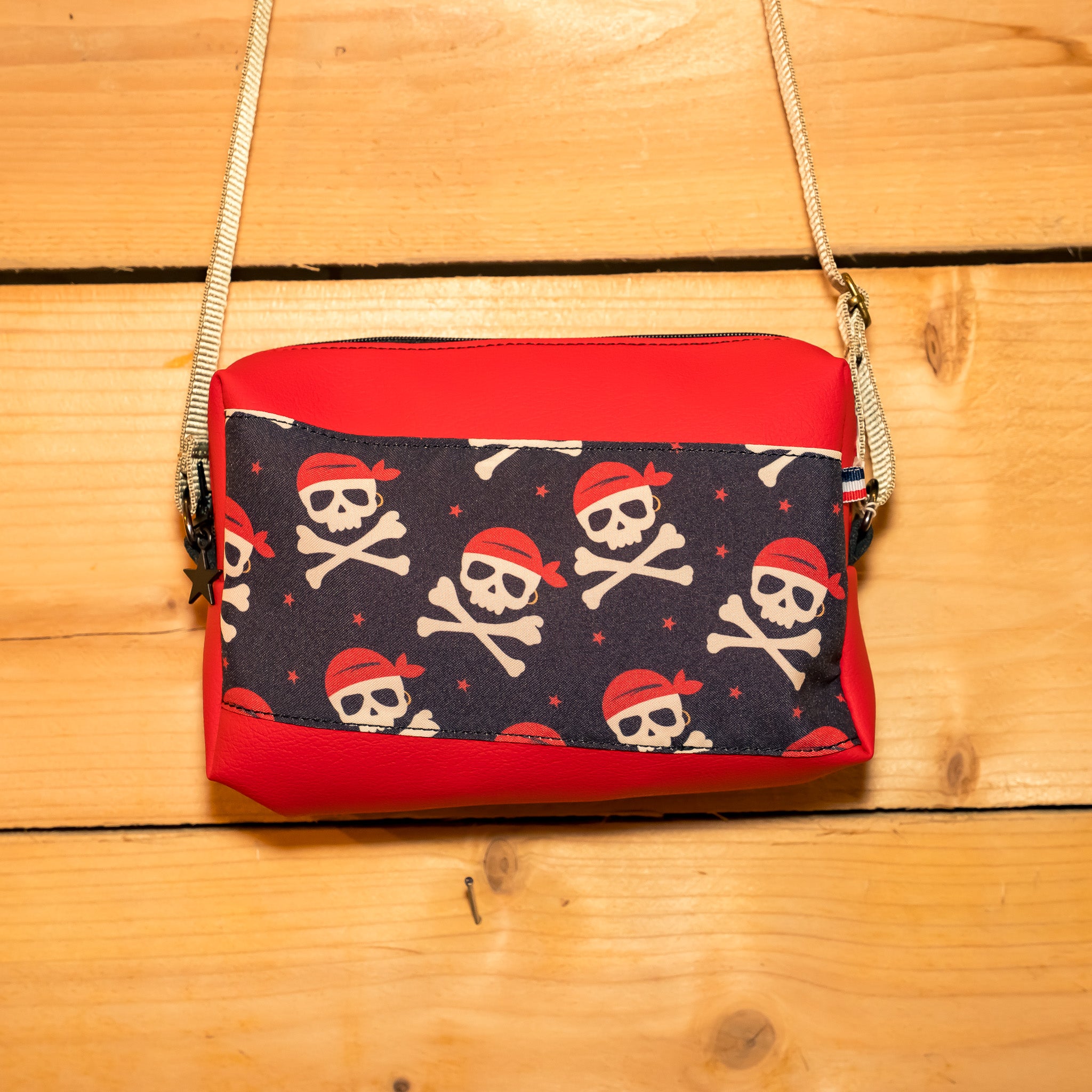 Sac bandoulière simili rouge / tissu pirates