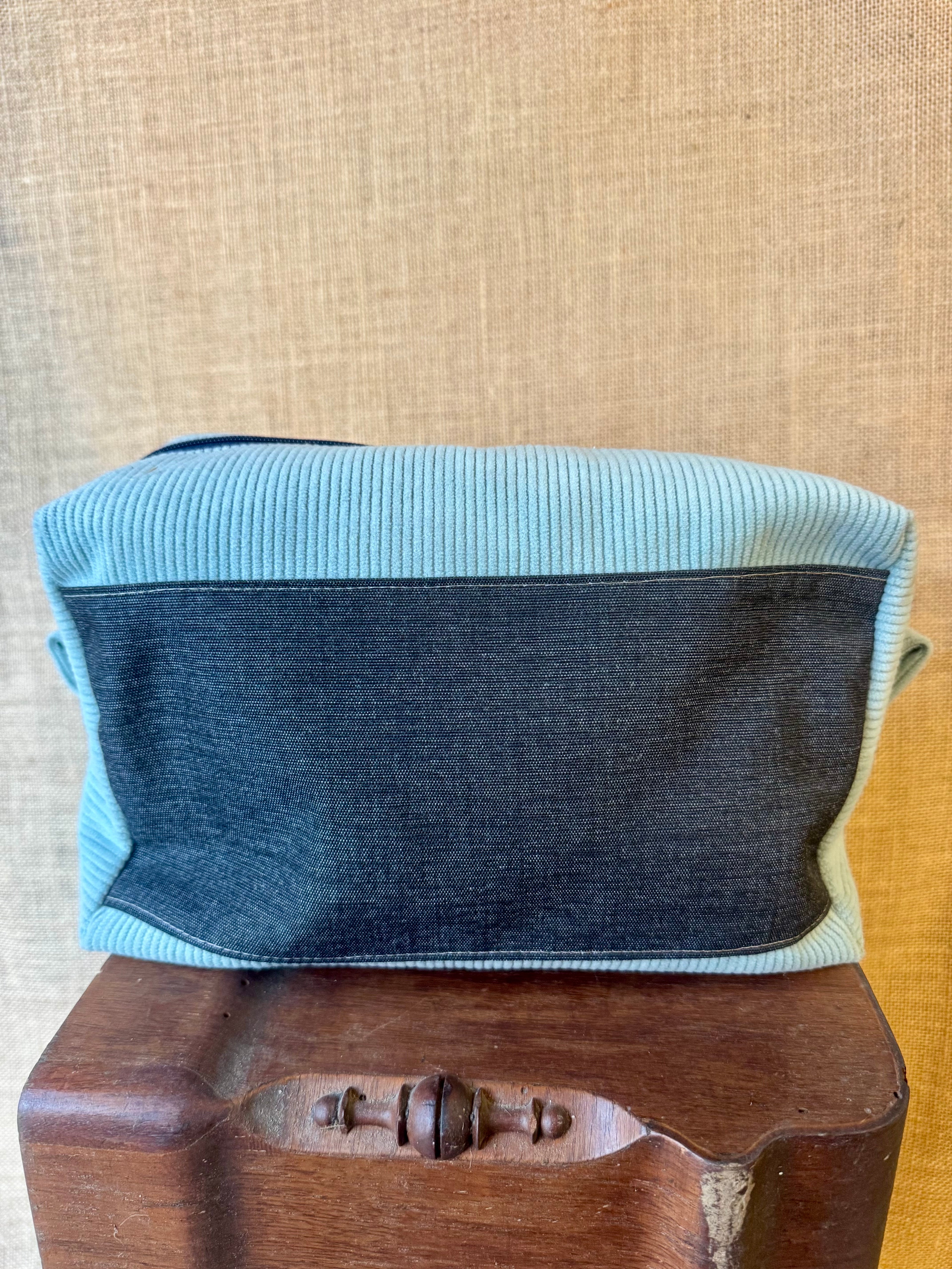 Trousse de toilette - velours bleu ciel / tissu jean