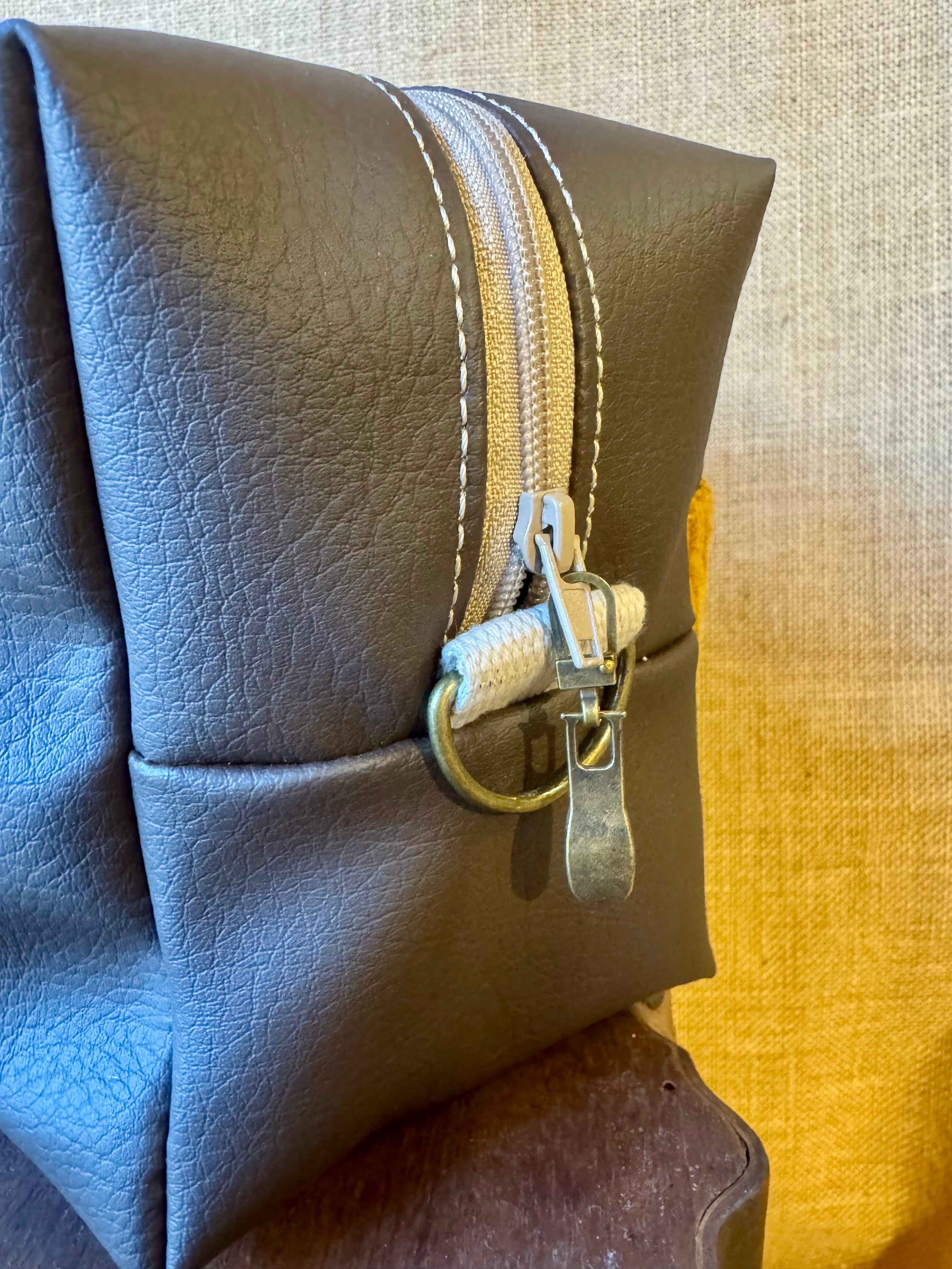 Trousse de toilette - Simili Marron / Velours Ocre