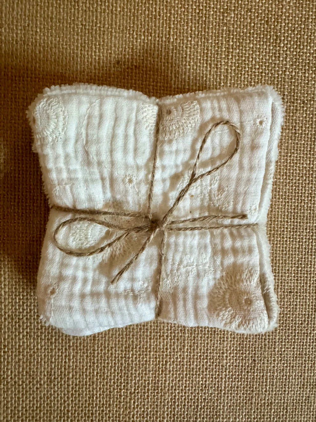 Cotons réutilisables en éponge bambou x4 Broderie Blanche